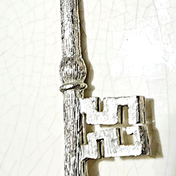 Vintage unisex silver skeleton key pendant charm medallion unsigned Lisner - Picture 3 of 7